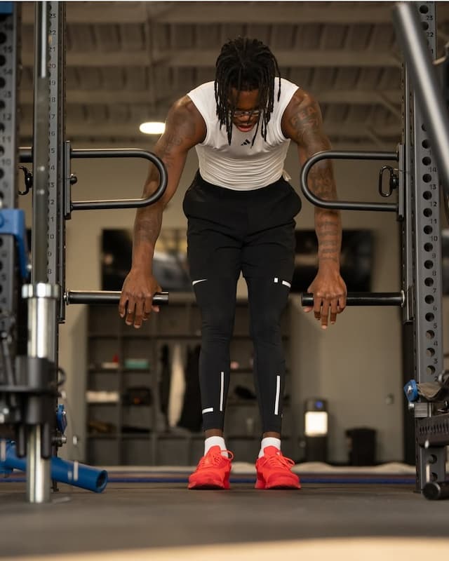 Análisis de los Mejores Destinos Potenciales para Travis Hunter en el Draft de la NFL 2025