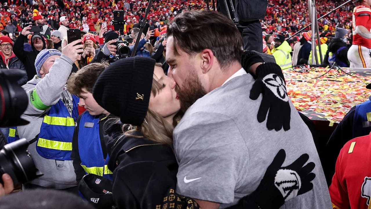 Taylor Swift y Travis Kelce Celebran el Pase de los Chiefs al Super Bowl en una Noche Histórica