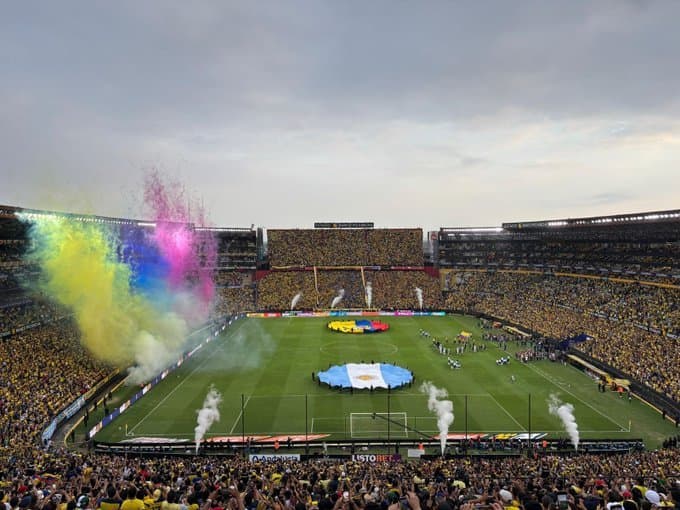 Ecuador sorprende a Argentina y aprovecha la ausencia de Messi