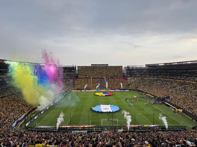 Ecuador sorprende a Argentina y aprovecha la ausencia de Messi